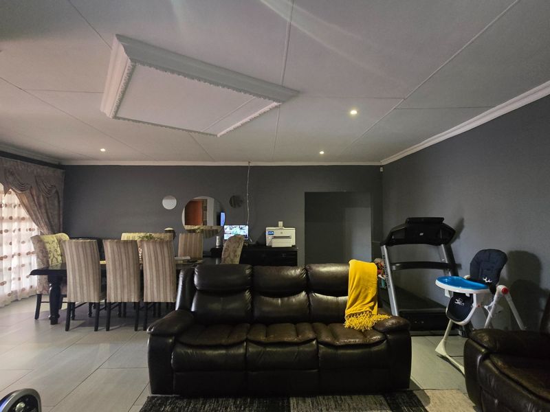 Spacious Face-brick Family Home with Solar Power, Ample Parking and Endless Potential! - Photo 10