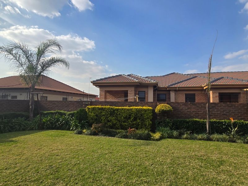Spacious Face-brick Family Home with Solar Power, Ample Parking and Endless Potential! - Photo 4