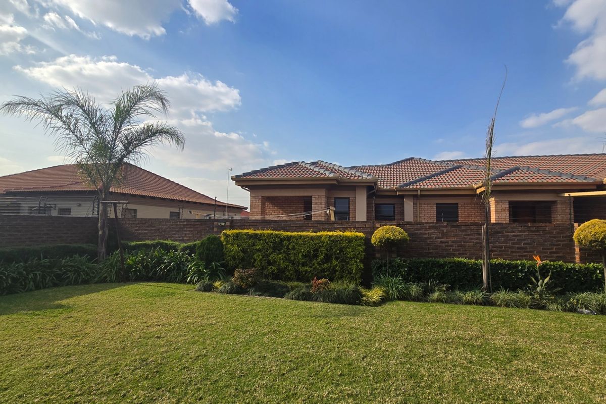 Spacious Face-brick Family Home with Solar Power, Ample Parking and Endless Potential! - Photo 4