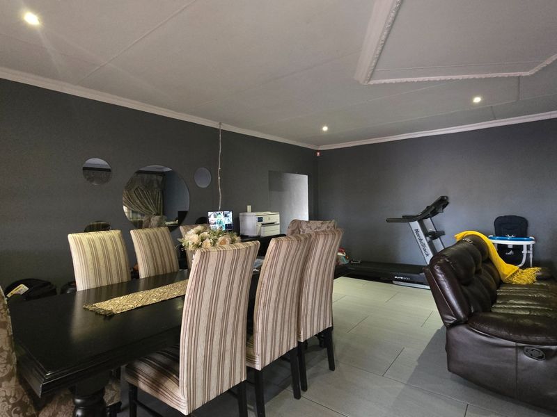 Spacious Face-brick Family Home with Solar Power, Ample Parking and Endless Potential! - Photo 9