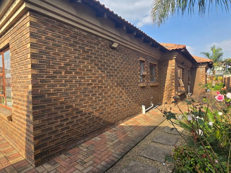 Spacious Face-brick Family Home with Solar Power, Ample Parking and Endless Potential! - Photo 6