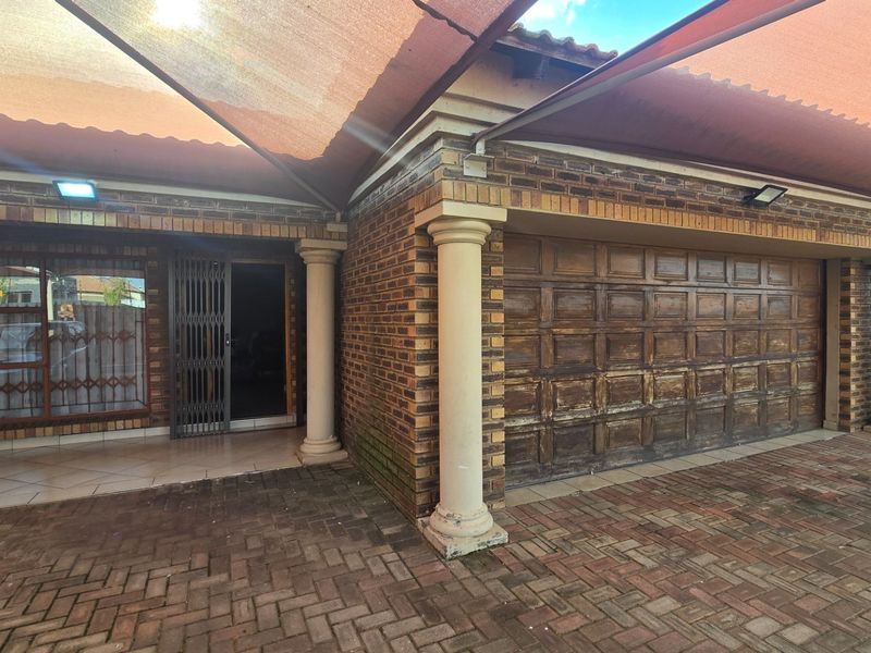 Spacious Face-brick Family Home with Solar Power, Ample Parking and Endless Potential! - Photo 2