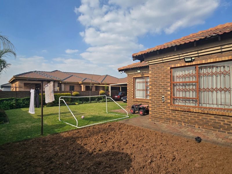Spacious Face-brick Family Home with Solar Power, Ample Parking and Endless Potential! - Photo 5