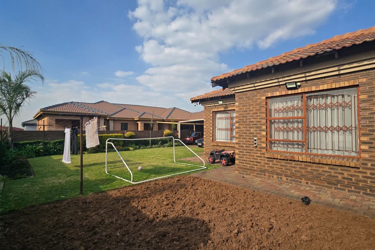 Spacious Face-brick Family Home with Solar Power, Ample Parking and Endless Potential! - Photo 5