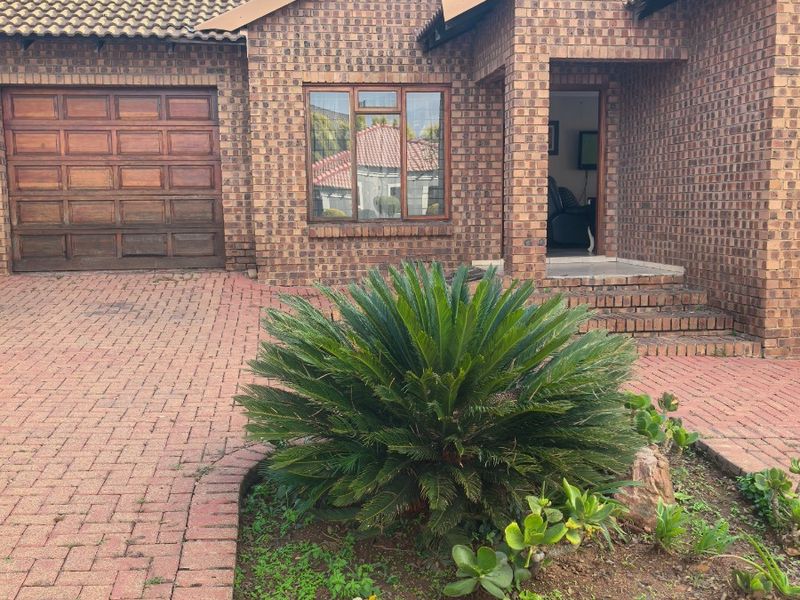 4 Bedroom House To Rent in Roberts Estate, Middelburg - Photo 1