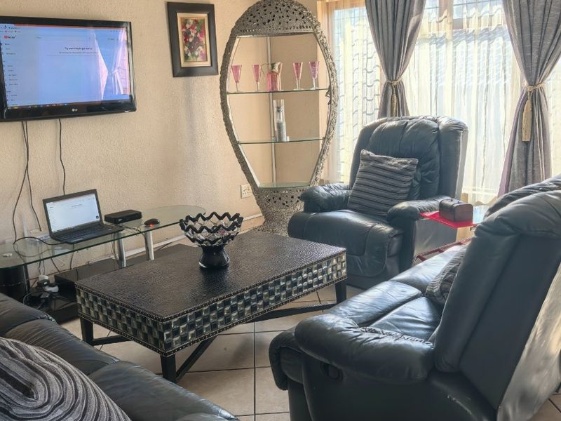 4 Bedroom House To Rent in Roberts Estate, Middelburg - Photo 6