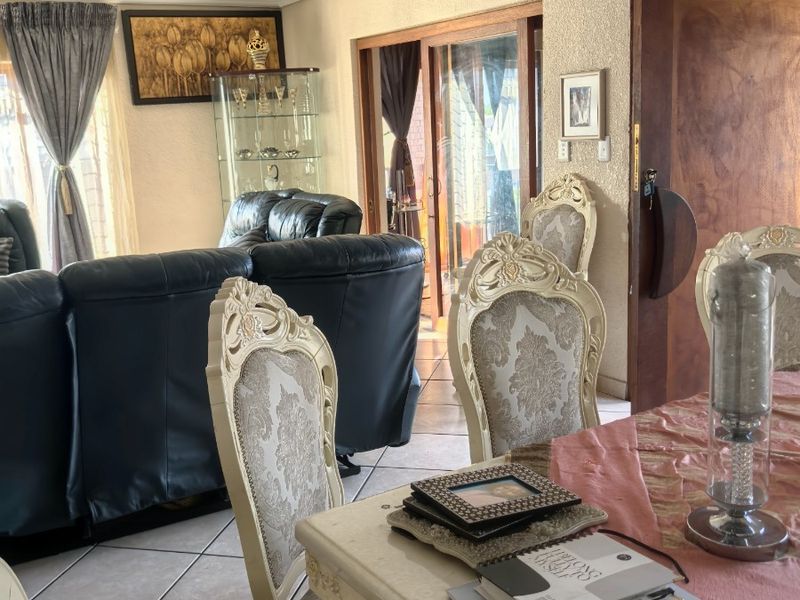 4 Bedroom House To Rent in Roberts Estate, Middelburg - Photo 4