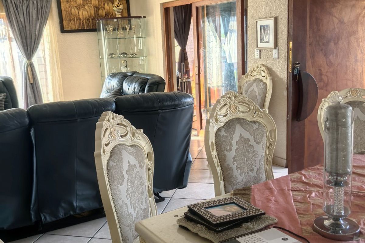 4 Bedroom House To Rent in Roberts Estate, Middelburg - Photo 4