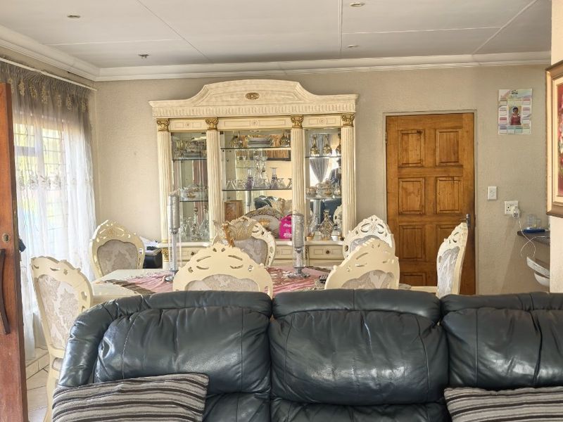4 Bedroom House To Rent in Roberts Estate, Middelburg - Photo 5