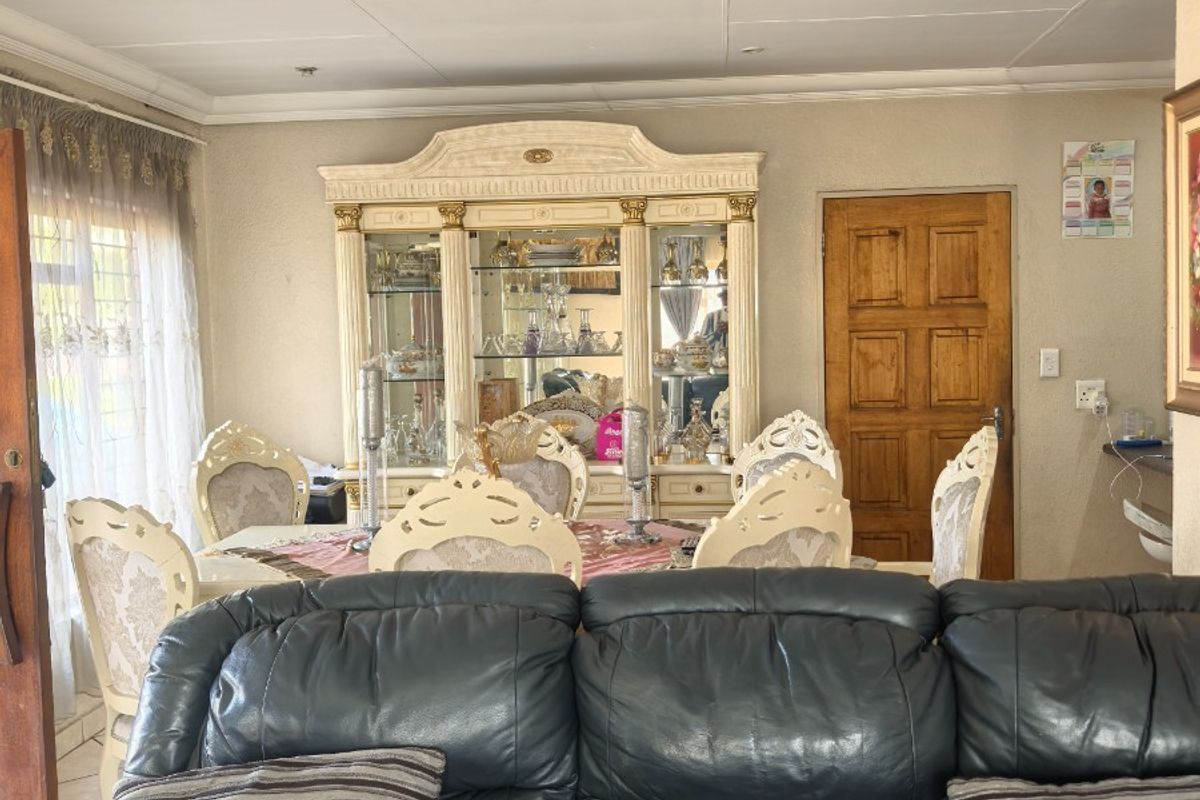4 Bedroom House To Rent in Roberts Estate, Middelburg - Photo 5