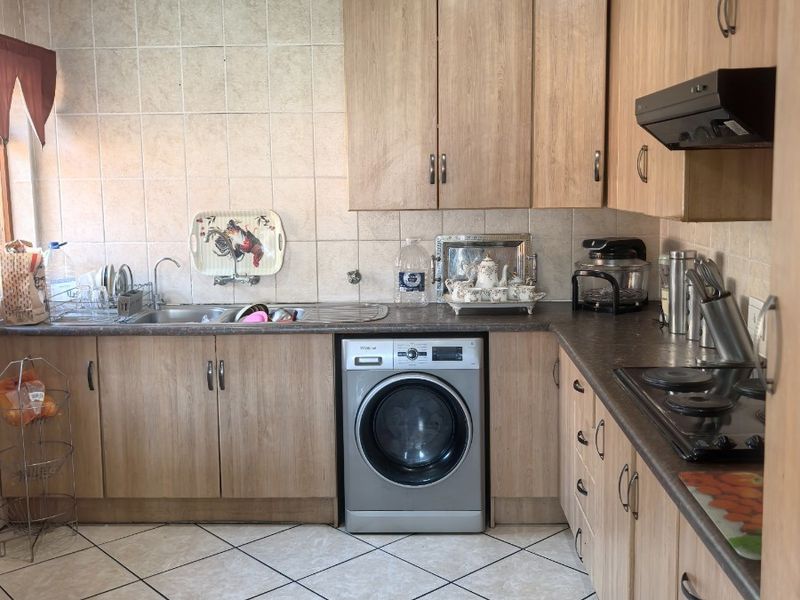 4 Bedroom House To Rent in Roberts Estate, Middelburg - Photo 3