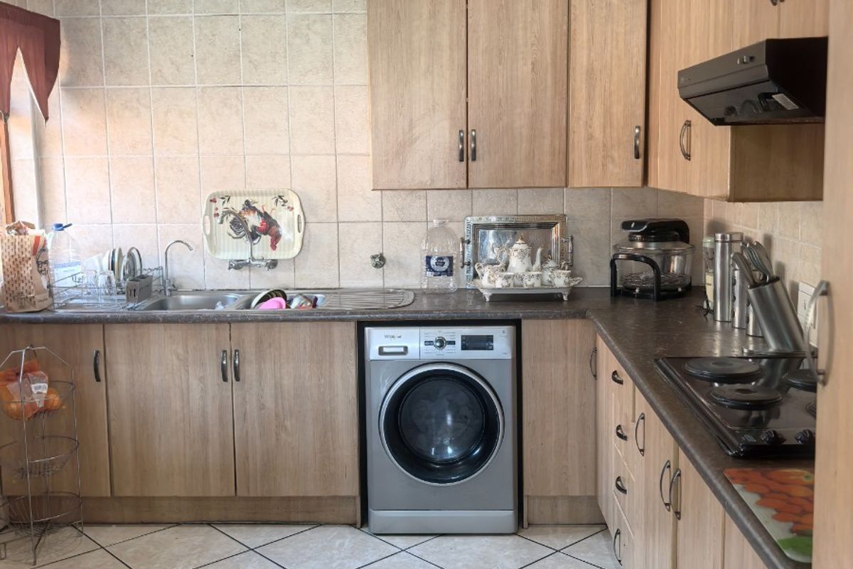 4 Bedroom House To Rent in Roberts Estate, Middelburg - Photo 3