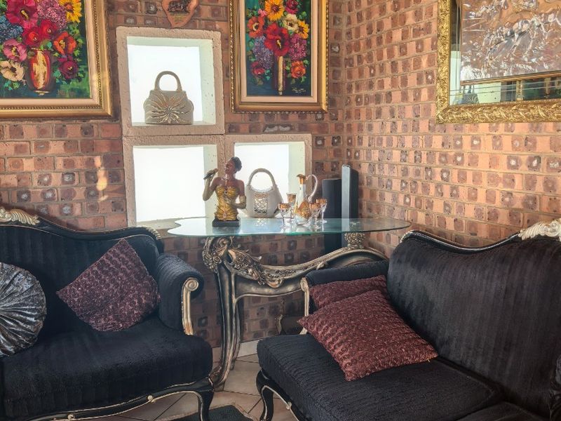 4 Bedroom House To Rent in Roberts Estate, Middelburg - Photo 2