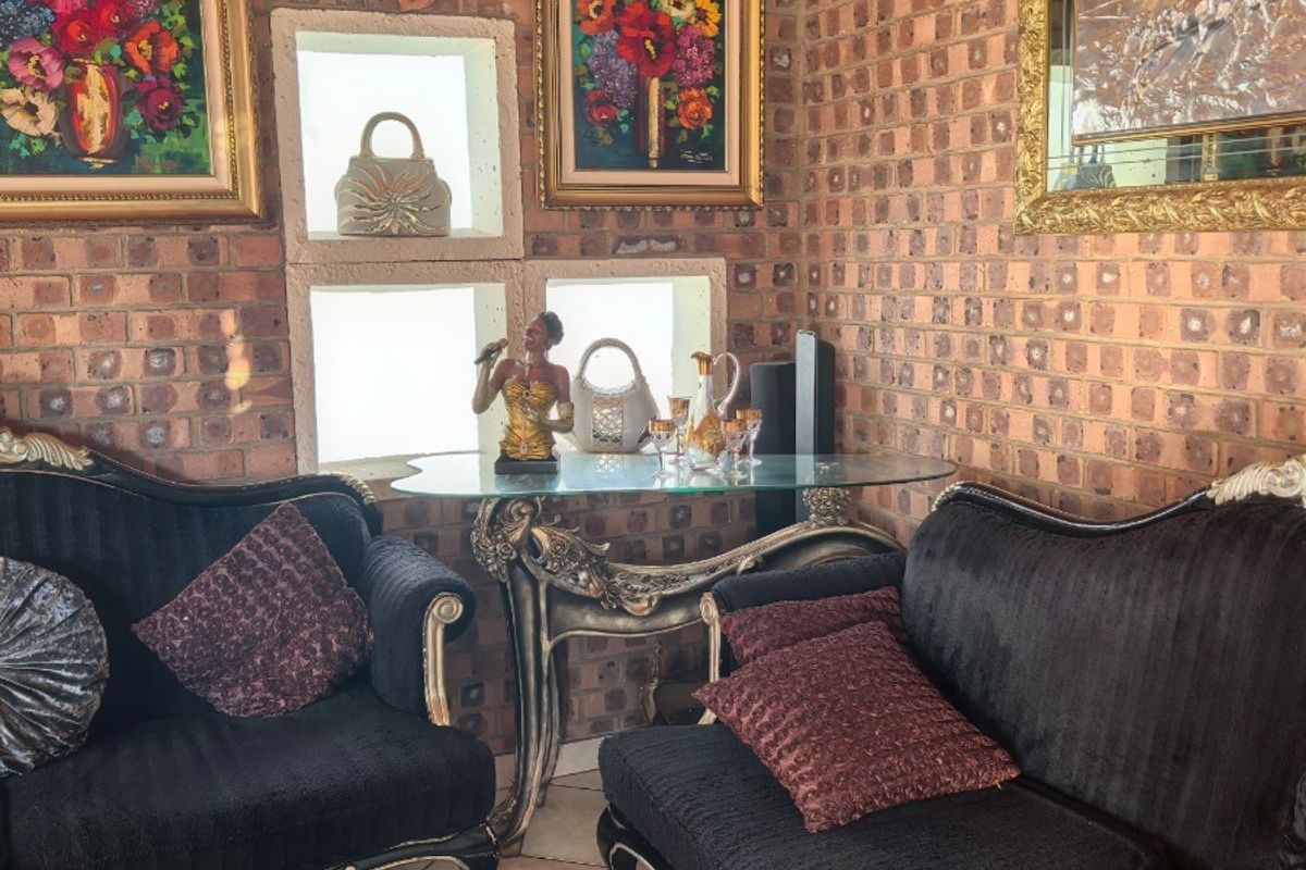 4 Bedroom House To Rent in Roberts Estate, Middelburg - Photo 2