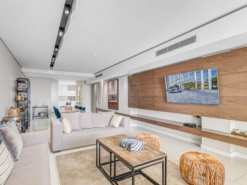 Impeccably Furnished 3-Bedroom Penthouse in the Prestigious Embassy Towers - Photo 3