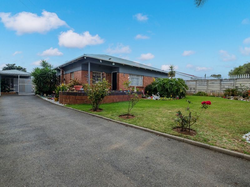 Three Bedroom House With Two Flatlets For Sale In Witpoortjie - Photo 1