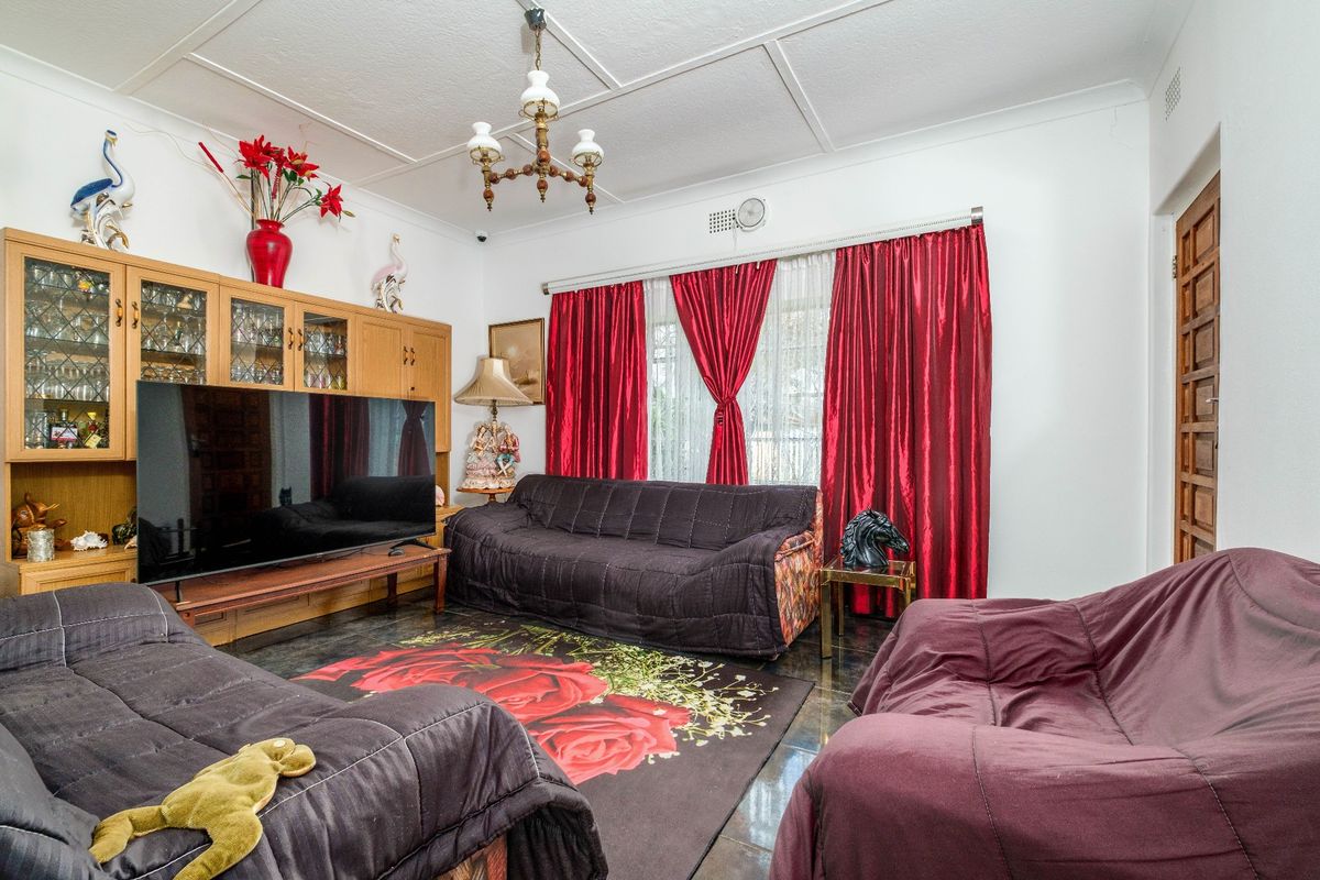 Three Bedroom House With Two Flatlets For Sale In Witpoortjie - Photo 4