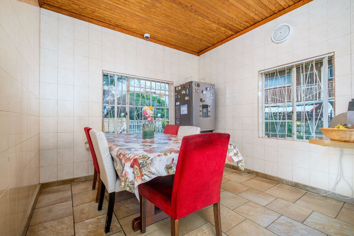Three Bedroom House With Two Flatlets For Sale In Witpoortjie - Photo 3