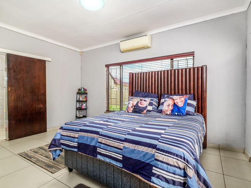 3 Bedroom House For Sale in Witpoortjie, Roodepoort - Photo 9