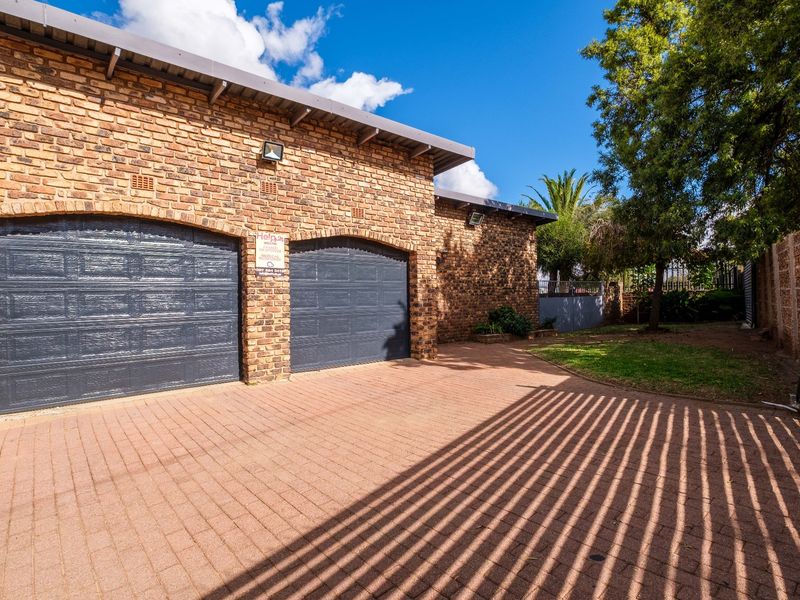 3 Bedroom House For Sale in Witpoortjie, Roodepoort - Photo 1