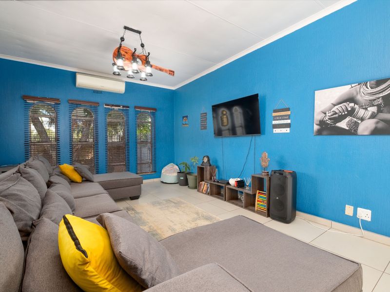 3 Bedroom House For Sale in Witpoortjie, Roodepoort - Photo 2