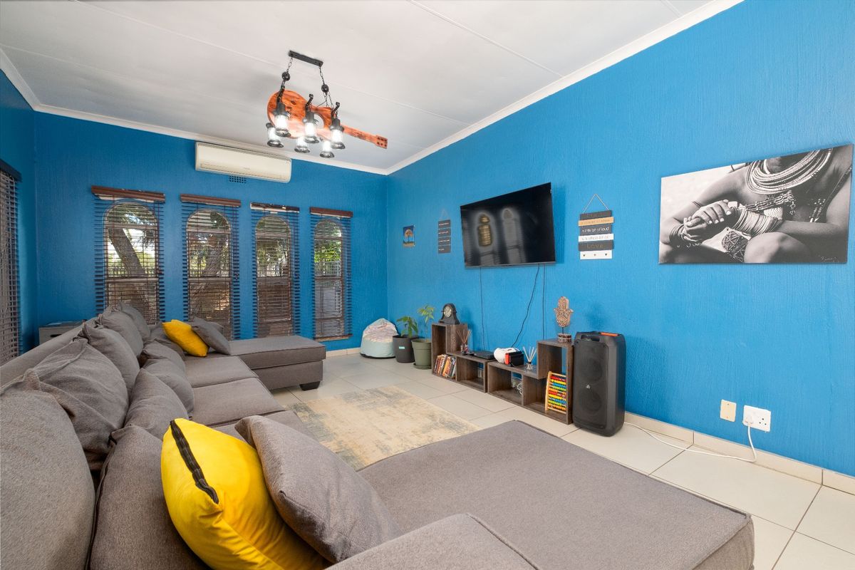 3 Bedroom House For Sale in Witpoortjie, Roodepoort - Photo 2
