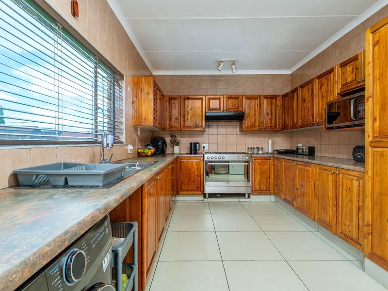 3 Bedroom House For Sale in Witpoortjie, Roodepoort - Photo 7