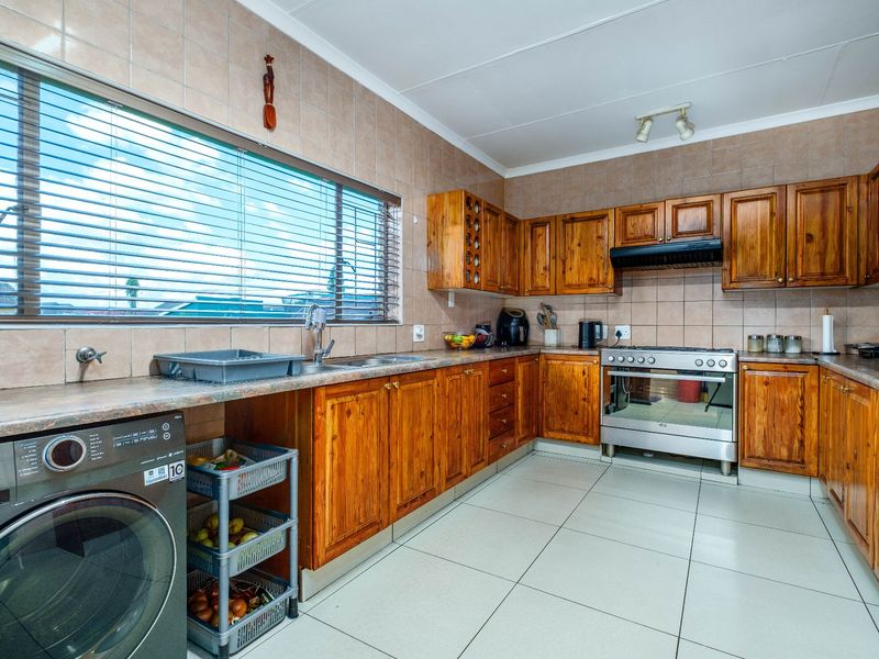 3 Bedroom House For Sale in Witpoortjie, Roodepoort - Photo 6