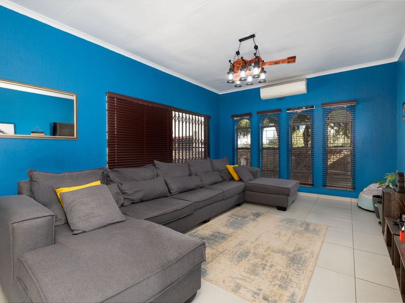 3 Bedroom House For Sale in Witpoortjie, Roodepoort - Photo 3