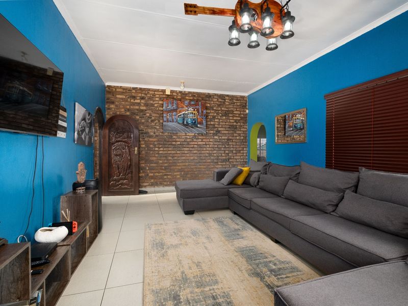 3 Bedroom House For Sale in Witpoortjie, Roodepoort - Photo 4