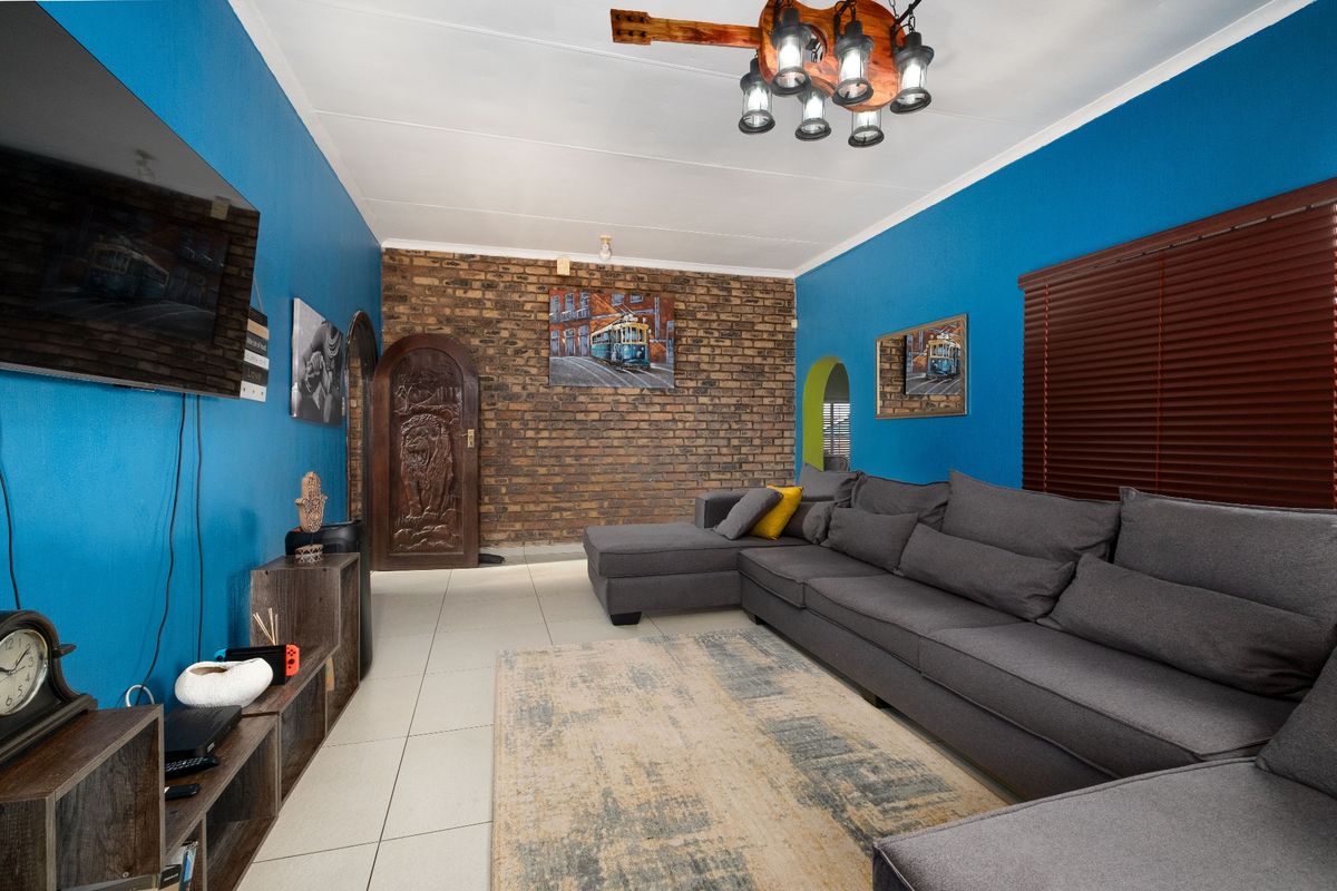 3 Bedroom House For Sale in Witpoortjie, Roodepoort - Photo 4