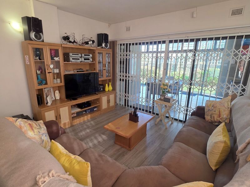 Spectacular 2 Bedroom, Ground Floor Apartment For Sale in Manaba Beach, Margate, KwaZulu Natal - Photo 5