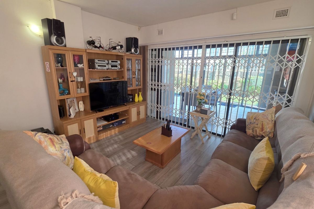 Spectacular 2 Bedroom, Ground Floor Apartment For Sale in Manaba Beach, Margate, KwaZulu Natal - Photo 5