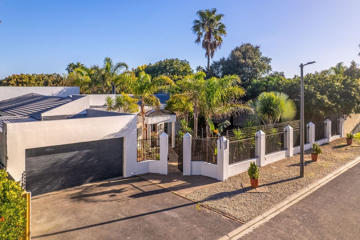 4 Bedroom House In Goedemoed, Durbanville - Photo 3