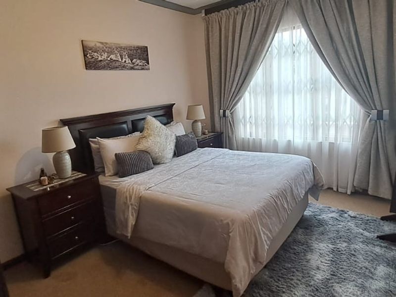 Beautiful 3-Bedroom Family Home To Rent in Secure Estate - Photo 7