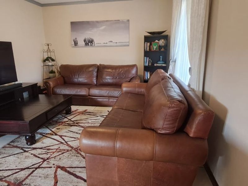 Beautiful 3-Bedroom Family Home To Rent in Secure Estate - Photo 2