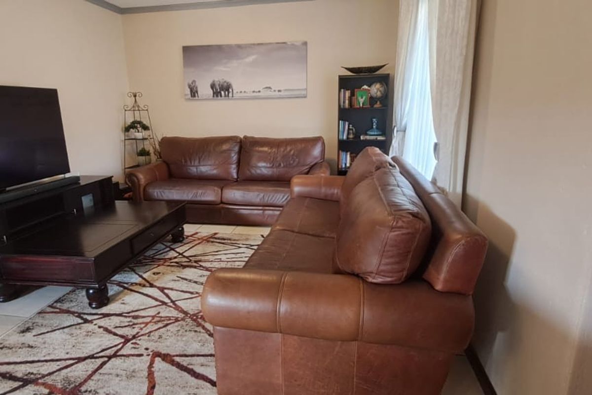 Beautiful 3-Bedroom Family Home To Rent in Secure Estate - Photo 2