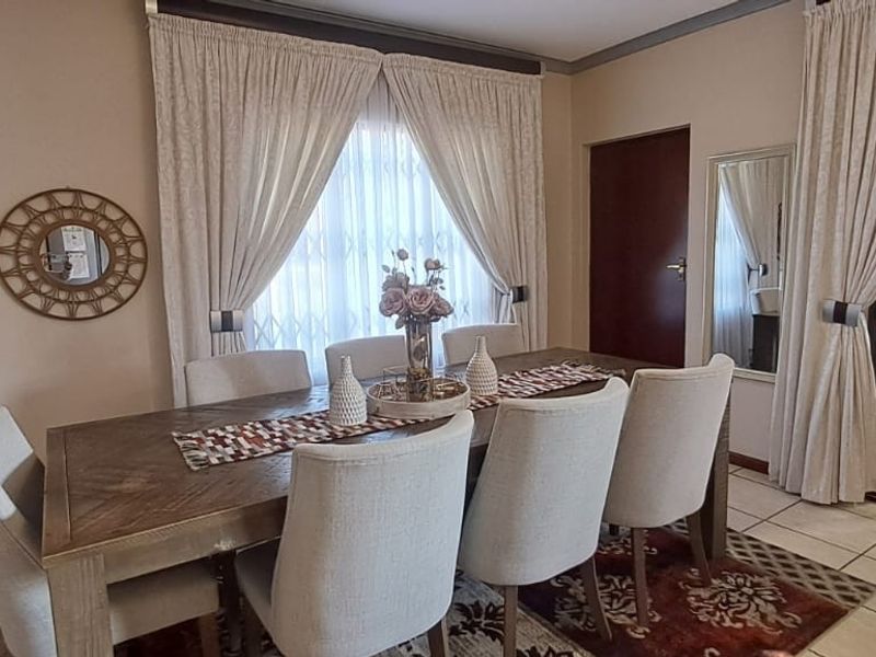 Beautiful 3-Bedroom Family Home To Rent in Secure Estate - Photo 4
