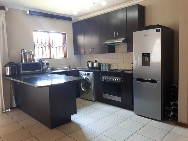 Beautiful 3-Bedroom Family Home To Rent in Secure Estate - Photo 5