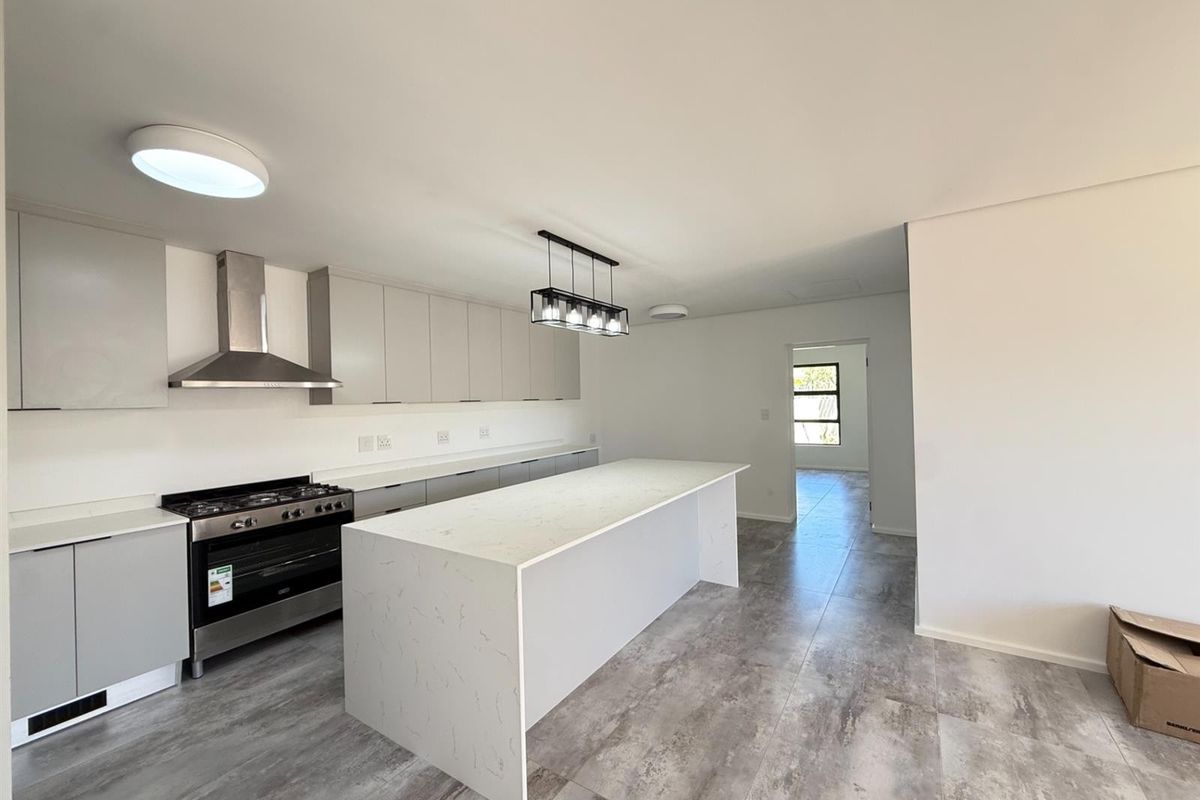 3 Bedroom House To Rent in Edgemead - Photo 3