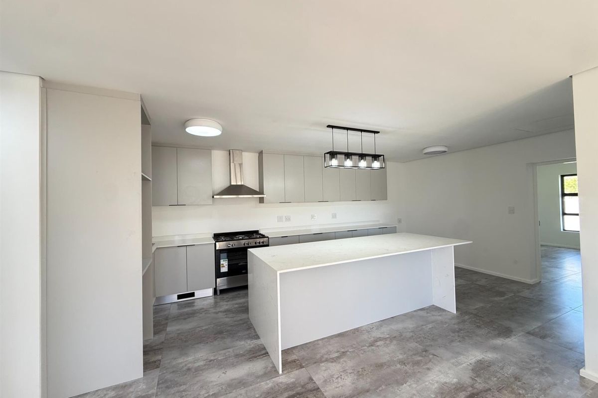 3 Bedroom House To Rent in Edgemead - Photo 2