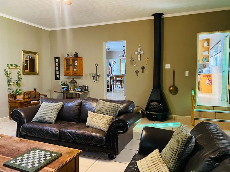 House For Sale in Van Riebeeck Park, Kempton Park - Photo 2