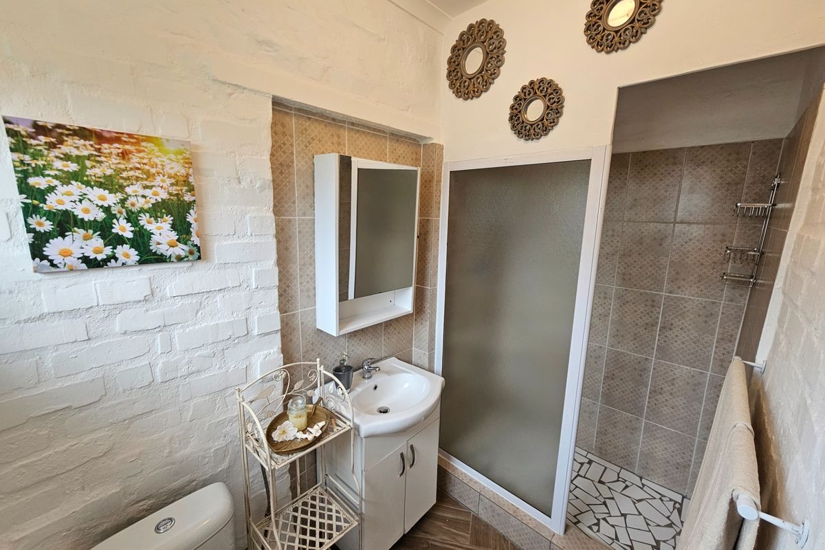 Fully Furnished Bachelor Flat on a Secure Lifestyle Farm - Photo 5