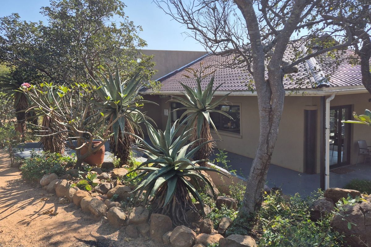 Modern Two Bedroomed house with two Flatlets in Kampersrus, Hoedspruit - Photo 2