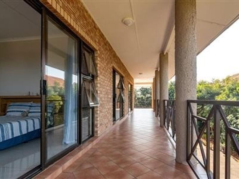 TIMELESS COASTAL ELEGANCE WITH PANORAMIC OCEAN VIEWS - Photo 9