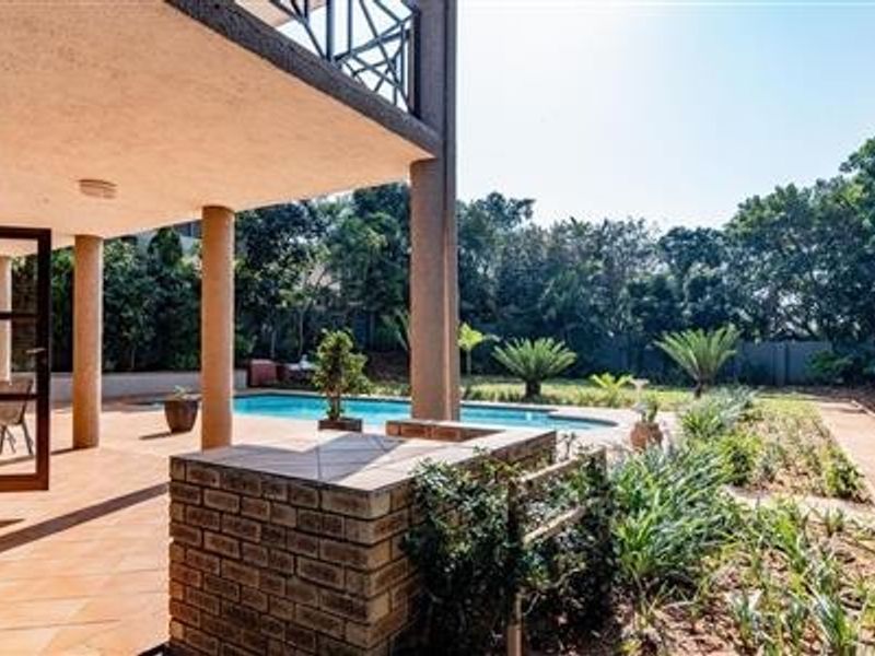 TIMELESS COASTAL ELEGANCE WITH PANORAMIC OCEAN VIEWS - Photo 3
