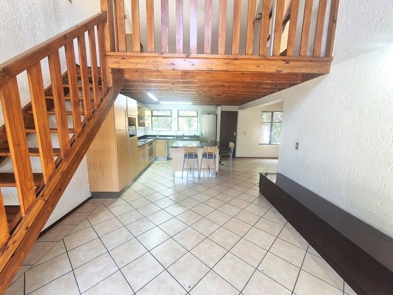 Apartment To Rent in Magaliessig, Sandton - Photo 2