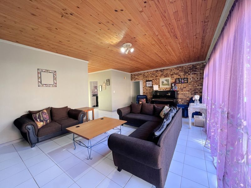 Spacious Family Home on a large Stand in Popular Ext 11 - Photo 6