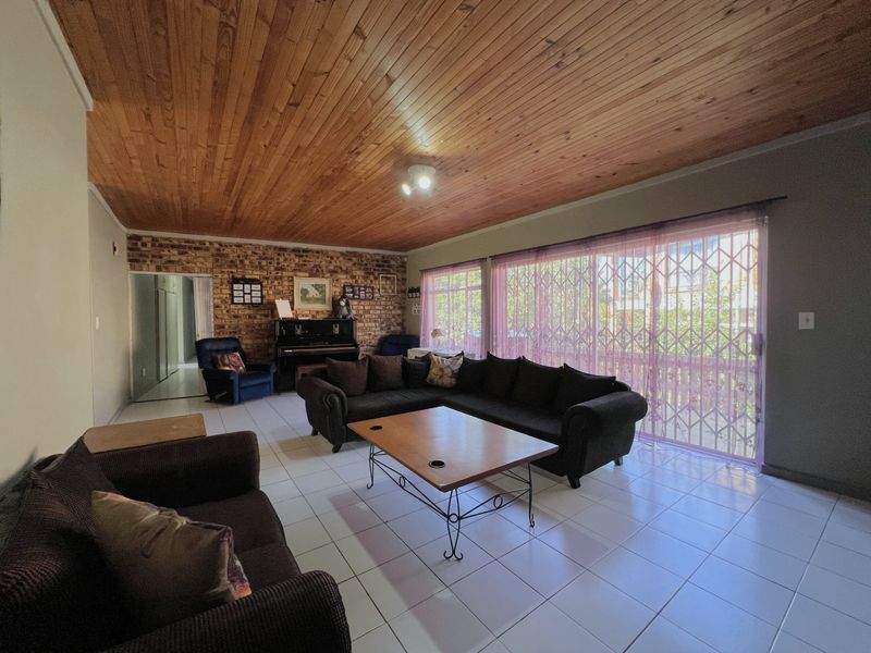 Spacious Family Home on a large Stand in Popular Ext 11 - Photo 5