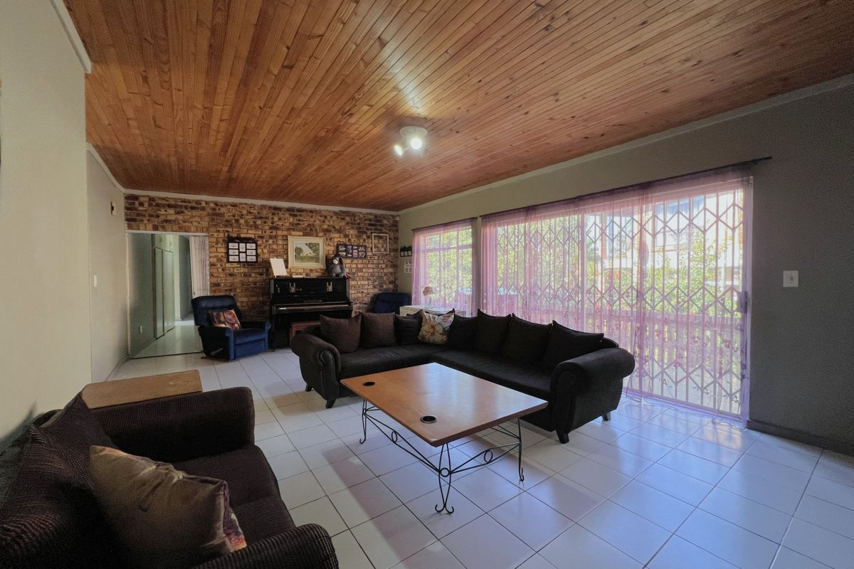 Spacious Family Home on a large Stand in Popular Ext 11 - Photo 5